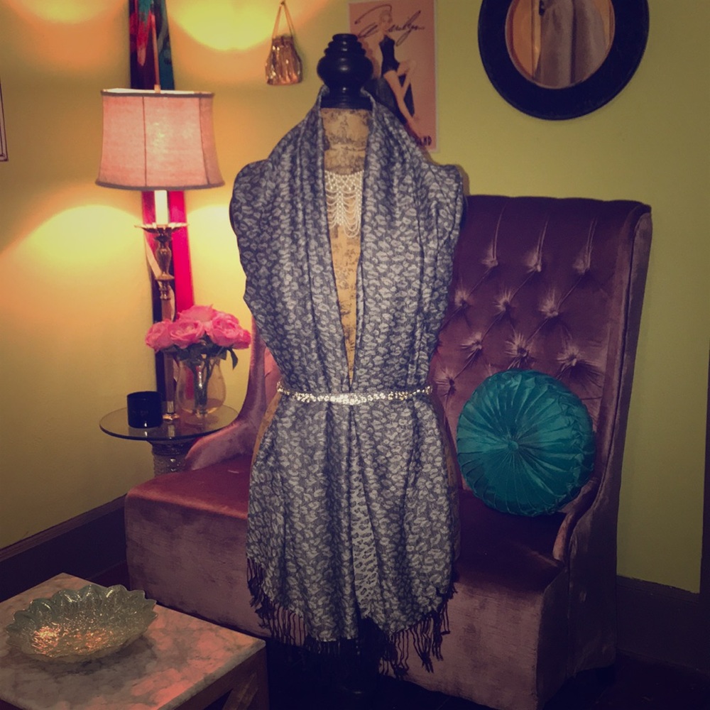 Grey leopard scarf